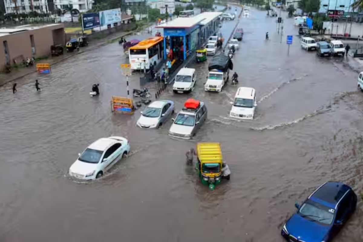 Weather Update: دہلی-یوپی سمیت ان ریاستوں میں شدید بارش، گجرات میں ریڈ الرٹ، اڈیشہ-کرناٹک میں اورنج الرٹ