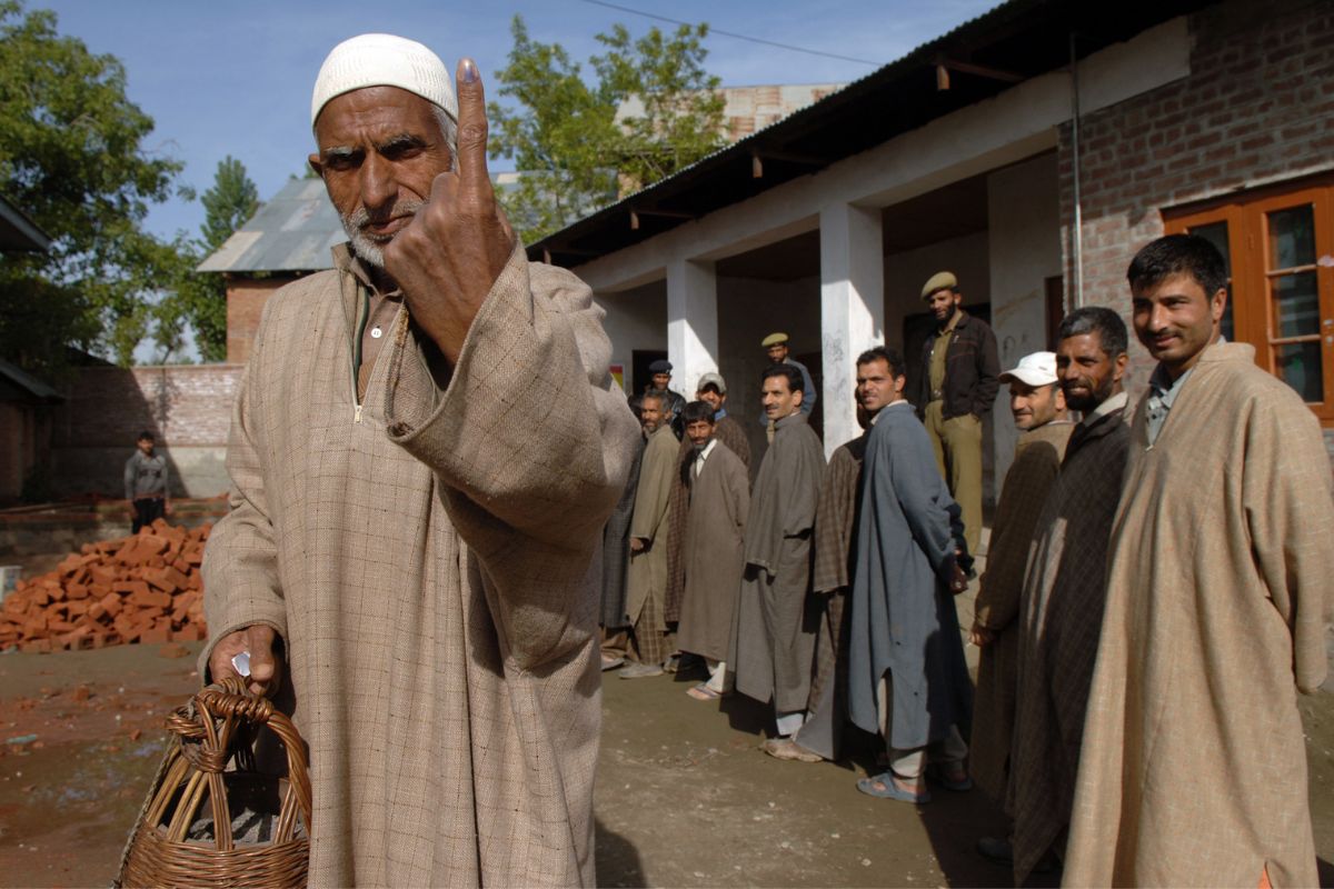 Jammu and Kashmir: جموں و کشمیر میں ووٹنگ کے دوسرے مرحلے کا نوٹیفکیشن جاری، جانئے کب سے کب تک کی جائے گی نامزدگی