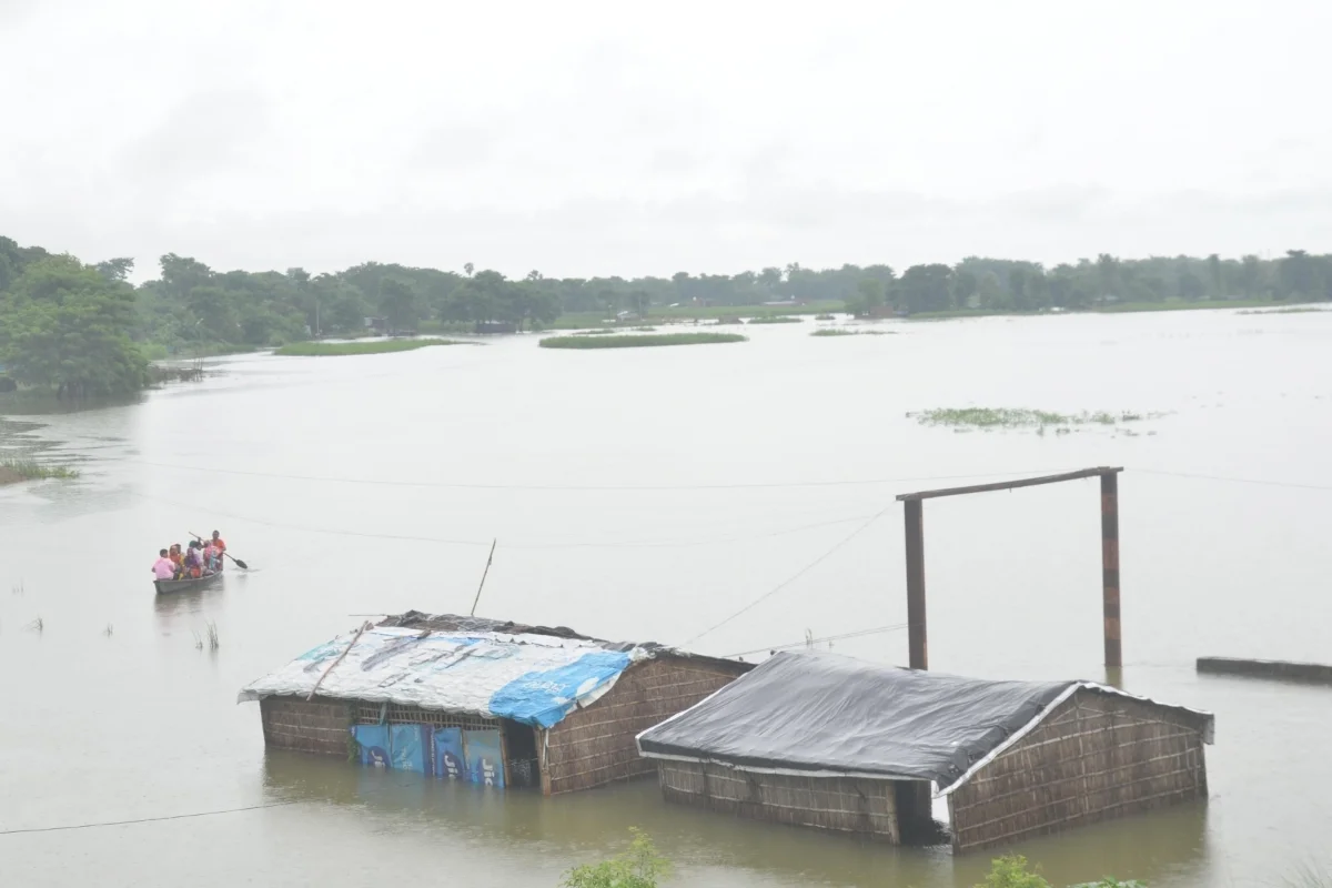 Ganga and Kosi overflow in Bihar: بہار میں خطرے کے نشان سے اوپر بہہ رہی ہیں گنگا اور کوسی ندی، سیلاب سے کئی اسکولوں کو کیا بند، لوگ اونچی جگہوں پر لے رہے ہیں پناہ