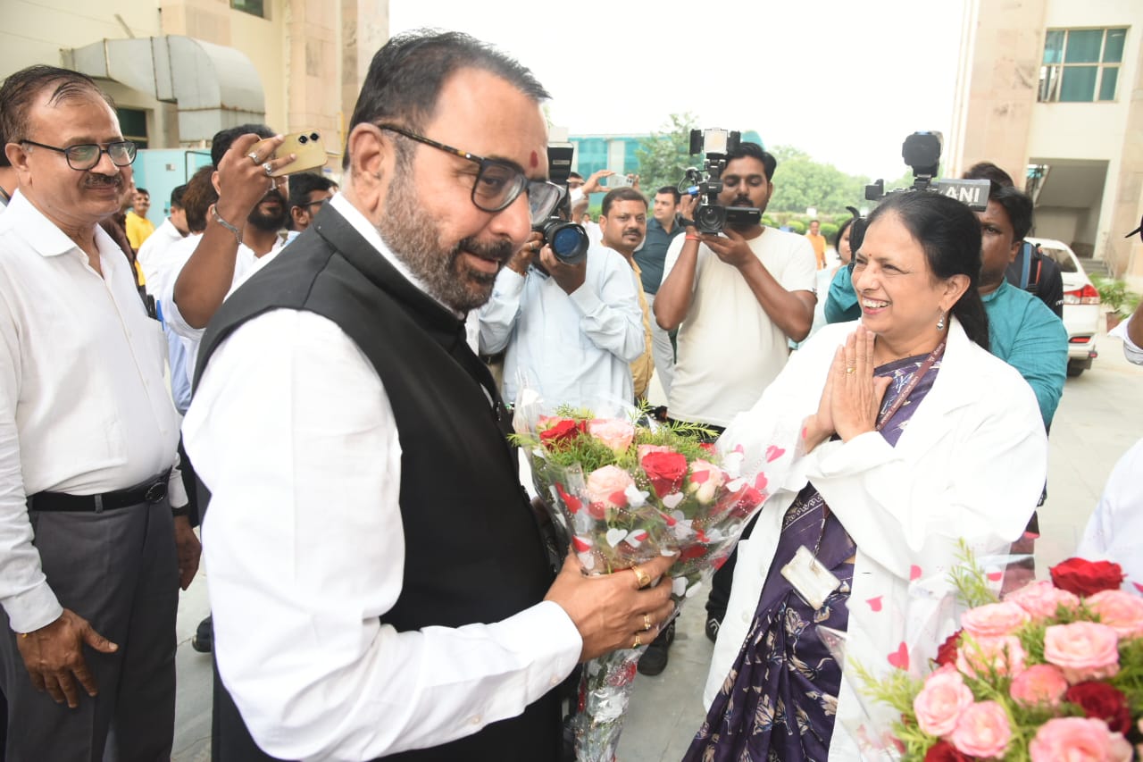 Prataprao Jadhav Visited the All India Institute of Ayurveda today : آیوش کی وزارت کے مرکزی وزیر مملکت(آزادانہ چارج)  پرتاپ راؤ جادھو نے آل انڈیا آیوروید انسٹی ٹیوٹ کا دورہ کیا