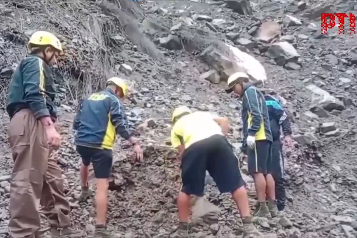 Landslide In Rudraprayag: کیدارناتھ ہائی وے پر بھاری مٹی کا تودہ گرنے سے 5 افراد ہلاک، متعدد مسافروں کے دبے ہونے کا خدشہ