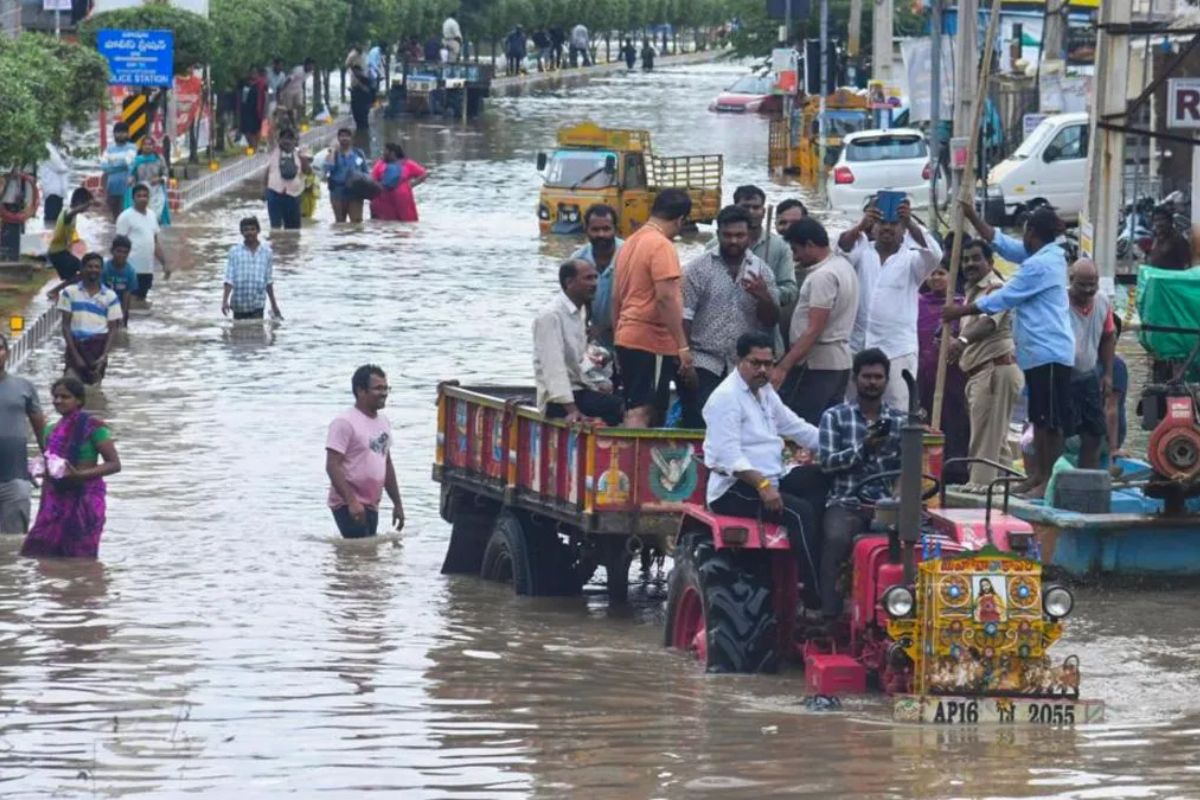 Rain in Andhra-Telangana: آندھرا تلنگانہ میں بارش کی وجہ سے اب تک 31 لوگوں کی موت، 432 ٹرینیں منسوخ، ضروری خدمات کے لیے جدوجہد کر رہے لوگ