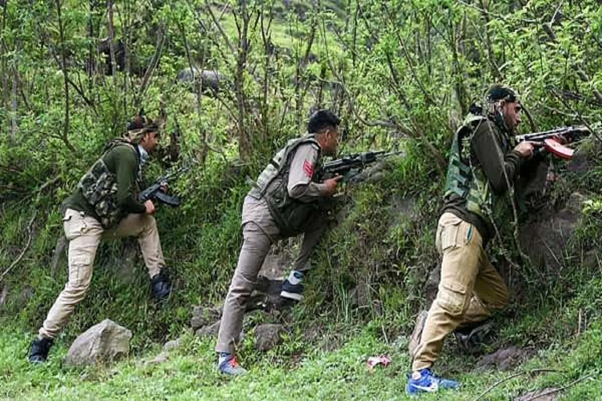 Encounter is underway: جموں کشمیر کو اسمبلی انتخابات سے قبل دہلانے کی ناپاک کوشش، پھنس گیا دہشت گرد تنظیم کا سینئر کمانڈر،تصادم جاری