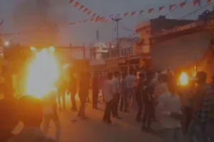 Bahraich Durga Idol Immersion Violence: بہرائچ میں درگا مورتی وسرجن جلوس کے دوران تشدد،  ہنگامہ آرائی کے بعد سخت کارروائی، ایس ایچ او اور چوکی انچارج معطل، 25 گرفتار