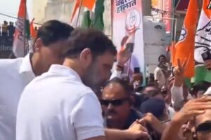 Rahul Gandhi Video Viral: ریلی کے دوران راہل گاندھی کو پیش کیے گئے پکوڑے، ویڈیو وائرل