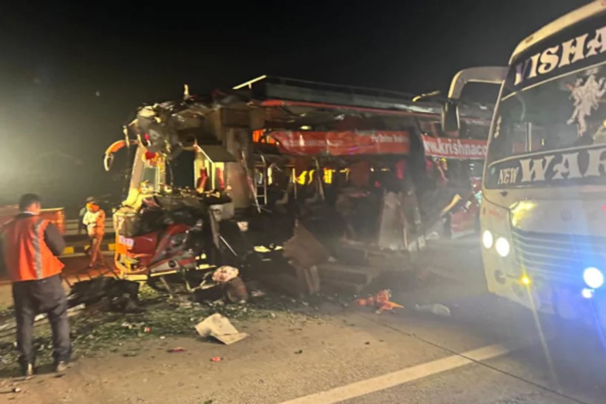 Yamuna Expressway Accident: یمنا ایکسپریس وے پر وولوو بس اور ٹرک کے درمیان تصادم، دردناک سڑک حادثہ میں 5 افراد ہلاک