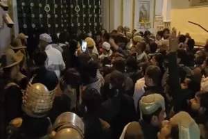 Clashes At Udaipur Palace Gates: ادے پور سٹی پیلس کے باہر پتھراؤ کے بعد لاٹھی چارج،مہارانا کی تاجپوشی کو لے کر تنازع جاری،ماحول کشیدہ