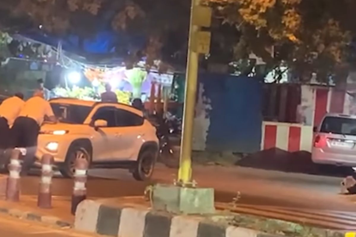 Delhi Crime: دہلی میں غنڈہ گردی کی ویڈیو وائرل، کار سوار نے ٹریفک پولیس اہلکاروں کو بونٹ پر گھسیٹا