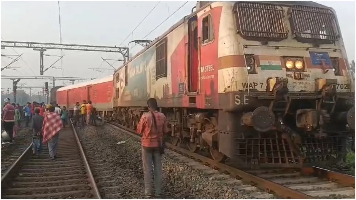 Major railway accident in West Bengal: سکندرآباد شالیمار سپر فاسٹ ایکسپریس ٹرین کی3 بوگیاں پٹری سے اتریں،ریسکیو آپریشن جاری