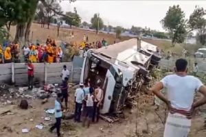 Gondia Road Accident:مہاراشٹر میں دردناک سڑک حادثہ، بس کے پلٹنے سے9 افراد کی موت،25 زخمی،سی ایم شندے نے10-10 لاکھ روپئے معاوضے کا کیا اعلان