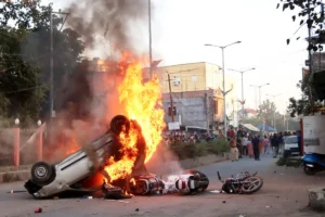 Manipur unrest: منی پور میں حالات بے قابو،3 وزراء،6 اراکین اسمبلی کے گھروں پر حملہ،سی ایم کے داماد کے گھر میں لگادی آگ