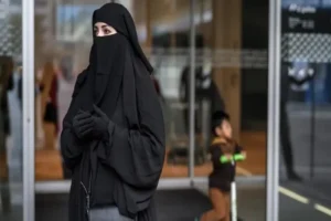 Swiss ‘burqa ban’ to take effect from 2025: برقع پہننے پر ایک ہزار ڈالر لگے گا جرمانہ،سوئزرلینڈ کی حکومت کا اسلام دشمن اقدام،پابندی اگلے سال سے نافذ