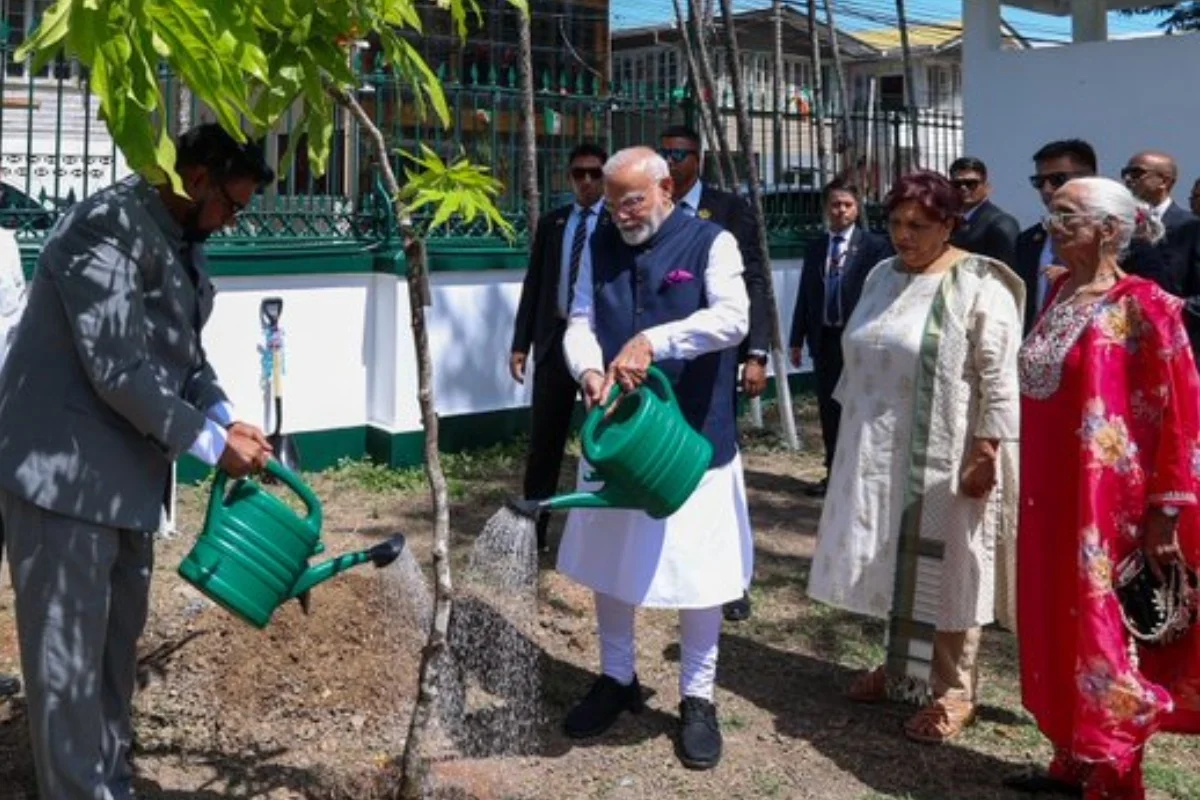 PM Modi Guyana Visit: گیانا میں بھی ’ایک پیڑ ماں کے نام‘ مہم، پی ایم مودی نے صدر عرفان علی کے ساتھ لگایا درخت