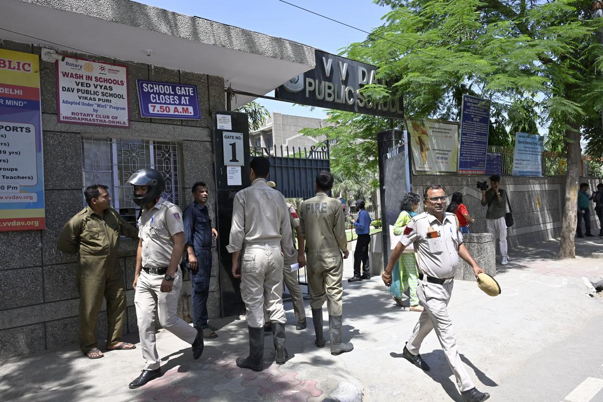 Delhi Schools Bomb Threat: ڈی پی ایس ، جی ڈی گوینکا ، مدر میری سمیت دہلی کے 40 اسکولوں کو پھرملی بم کی دھمکی