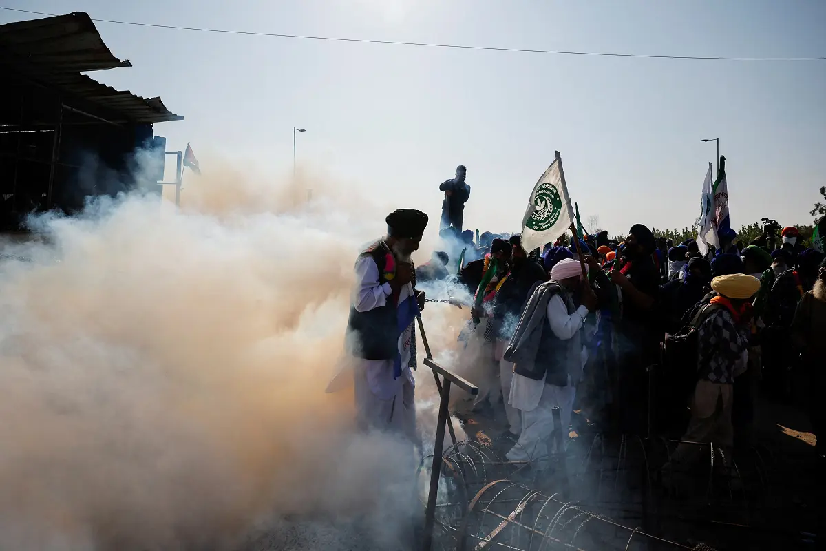 Farmers protest march to Delhi: آج پھر کسانوں پر داغے گئے آنسو گیس کے گولے،دہلی مارچ کو روکنے کی بھرپور کوشش،شمبھو بارڈر پر حالات کشیدہ