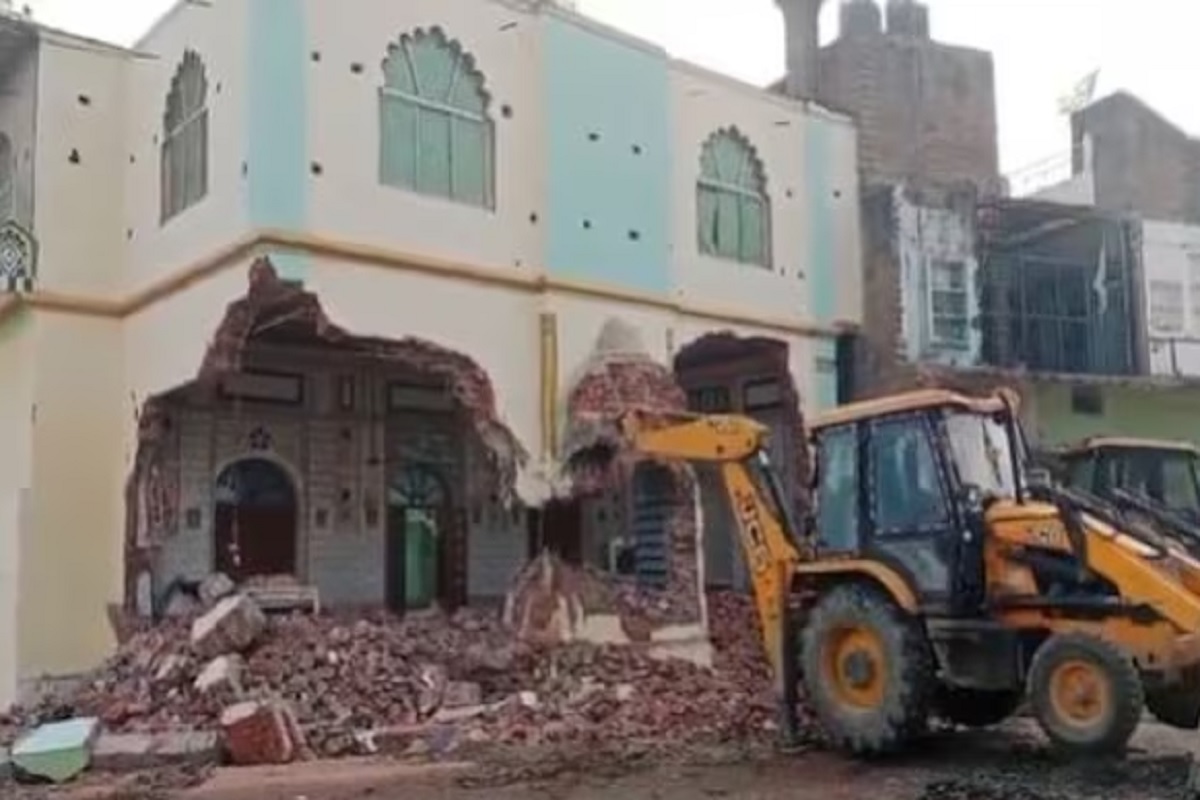 Bulldozer Action on Noori Jama Masjid: ہائی کورٹ میں سماعت سے پہلے نوری جامع مسجد پرانتظامیہ کی بڑی کارروائی، مسجد شہید کئے جانے سے مسلمانوں میں تشویش!