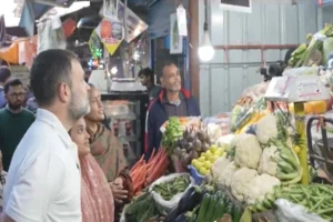 Rahul Gandhi in sabzi mandi: سبزیوں کی قیمت جاننے کیلئے سبزی منڈی پہنچے راہل گاندھی،کہا-لہسن پہلے 40 روپئے تھی ،آج 400 روپئے کلو ہوگئی