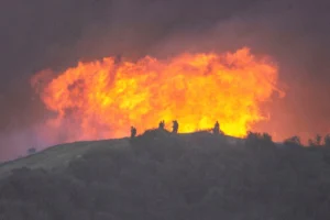 Fire in America Los Angeles: امریکہ کے لاس اینجلس میں لگی آگ کی رفتار تیز،دوسرے شہروں تک پھیلنے کا اندیشہ،خطرے کی زد میں آگئے 60لاکھ امریکی