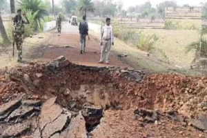 Chhattisgarh Naxal Attack: نکسلی حملے میں 9 جوان شہید،چھتیس گڑھ کےبیجاپور میں جوانوں کی گاڑی کو آئی ای ڈی دھماکے سے اُڑایا