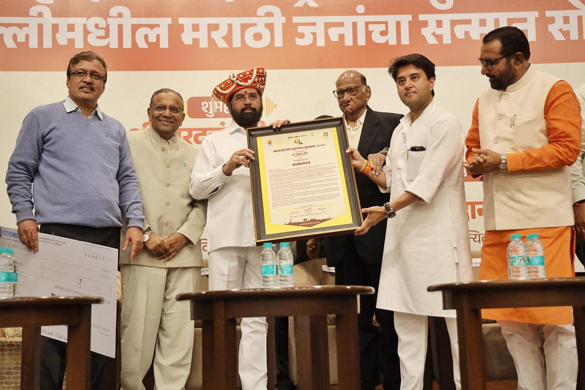 Eknath Shinde Receives Award From Sharad Pawar:’سب بک گئے ہیں…’،شرد پوار نے ایکناتھ شندے کو دیا ایوارڈ تو ادھو ٹھاکرے کی پارٹی نے کیا طنز