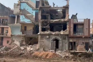 Bulldozer Action in Shalimar Bagh: دہلی کے شالیمار باغ میں 30 سال پرانی مسجد اور مکانات پر چلا بلڈوزر، امام بولے- قرآن تک نکالنے کی نہیں دی مہلت Bulldozer Action in Shalimar Bagh: دہلی کے شالیمار باغ میں 30 سال پرانی مسجد اور مکانات پر چلا بلڈوزر، امام بولے- قرآن تک نکالنے کی نہیں دی مہلت