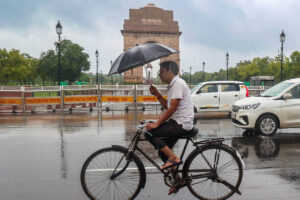 Weather Update Today: مانسون کی رخصتی سے پہلے بادل برسنے کو تیار، دہلی سمیت 15 ریاستوں میں بارش اور طوفان کا الرٹ