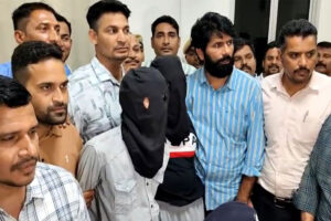 Attack on Tiger Shroff: ٹائیگر شراف پر حملے کے معاملے میں لارنس بشنوئی گینگ سے مبینہ روابط رکھنے والے تین شوٹر گرفتار، نیپال فرار ہونے کا تھا منصوبہ Attack on Tiger Shroff: ٹائیگر شراف پر حملے کے معاملے میں لارنس بشنوئی گینگ سے مبینہ روابط رکھنے والے تین شوٹر گرفتار، نیپال فرار ہونے کا تھا منصوبہ