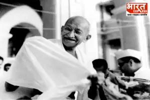 Gandhi Jayanti Meaning: گاندھی ہونے کا مطلب 1920 میں واپس جانا نہیں، 2027 کے چیلنجز کا اخلاقی حوصلے سے سامنا کرنا ہے