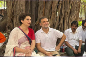 Rahul Gandhi: آکاشوانی بھون میں 2 گھنٹے سے دھرنے پر بیٹھے راہل گاندھی، بولے- ہمیں کیوں روکا؟