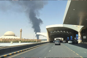 Houthis attack Riyadh airport again: حوثی باغیوں کا ریاض ایئرپورٹ پر پھر حملے کا دعویٰ، جیزان میں بحری اڈے کو بھی بنایا نشانہ Houthis attack Riyadh airport again: حوثی باغیوں کا ریاض ایئرپورٹ پر پھر حملے کا دعویٰ، جیزان میں بحری اڈے کو بھی بنایا نشانہ