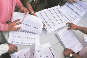 UP Voter List Row: ’وکاس یادو‘ کا نام 13 بار درج، سماجوادی پارٹی کے الزام کے بعد کارروائی، اعظم گڑھ میں 5 بی ایل او سمیت 9 افراد کے خلاف ایکشن